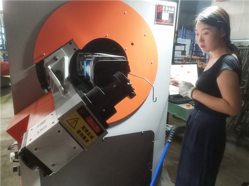 貝朗全自動數控折彎機女同志也能調試，你知道嗎？